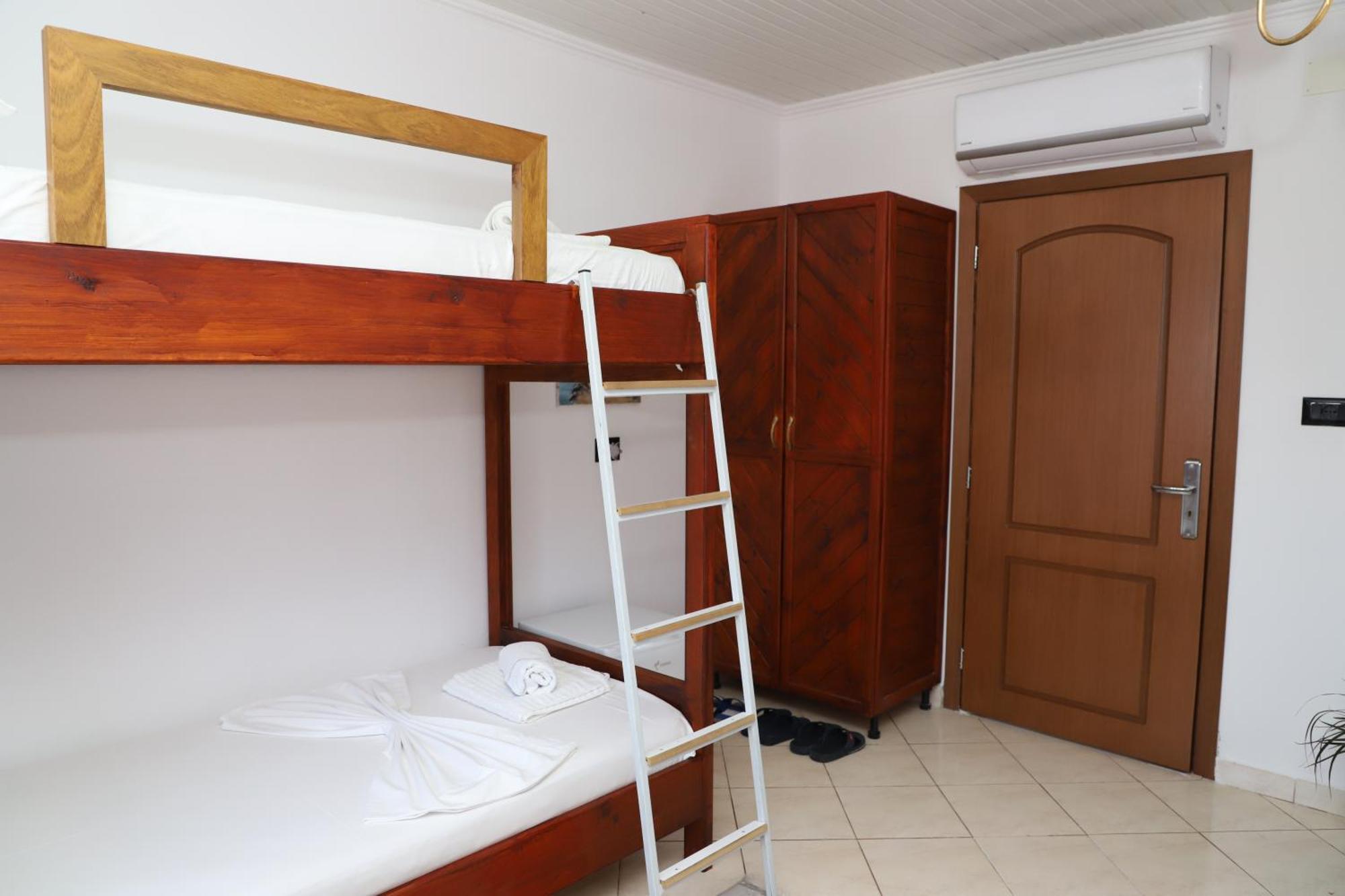 Guest House Lion Берат Экстерьер фото