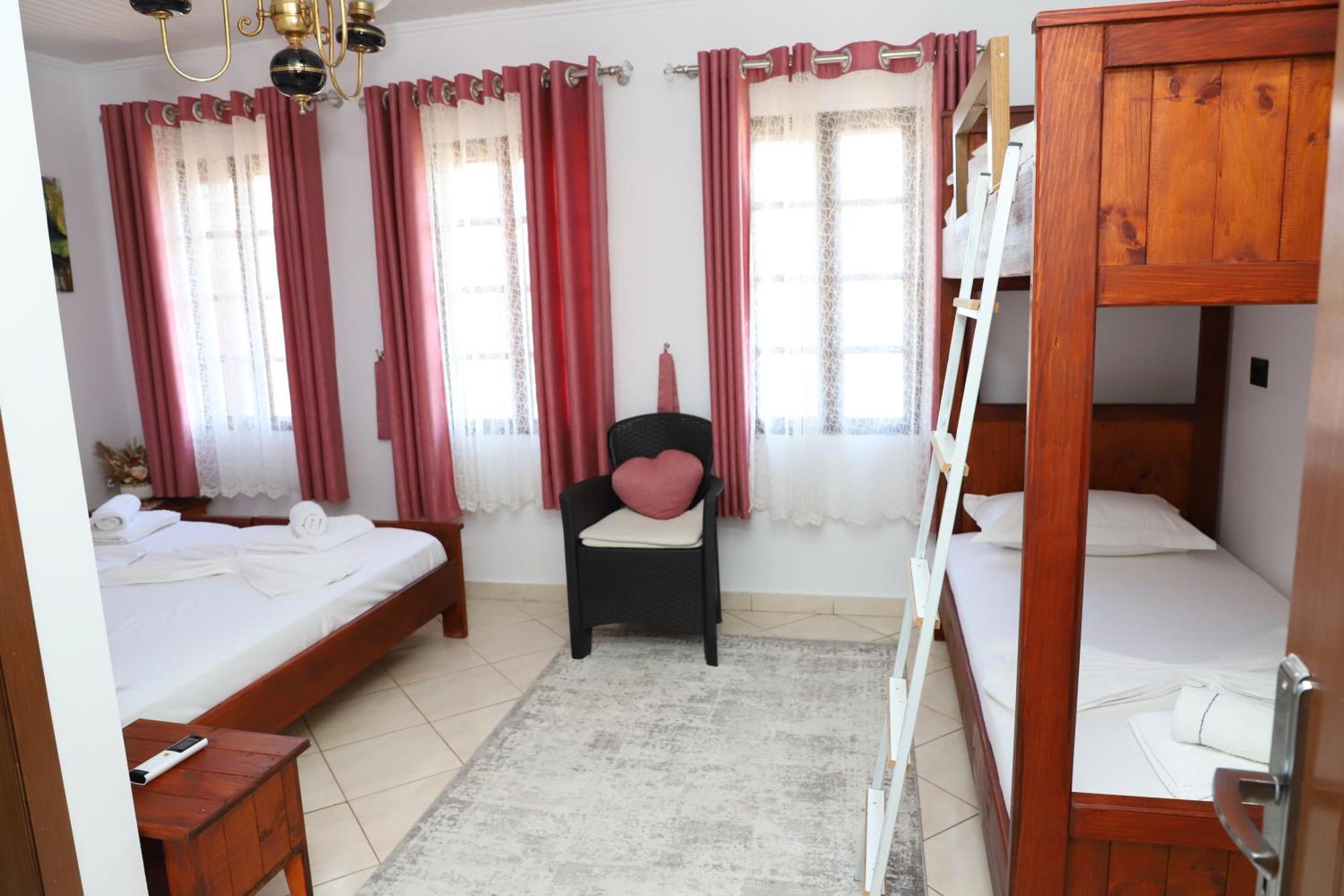Guest House Lion Берат Экстерьер фото