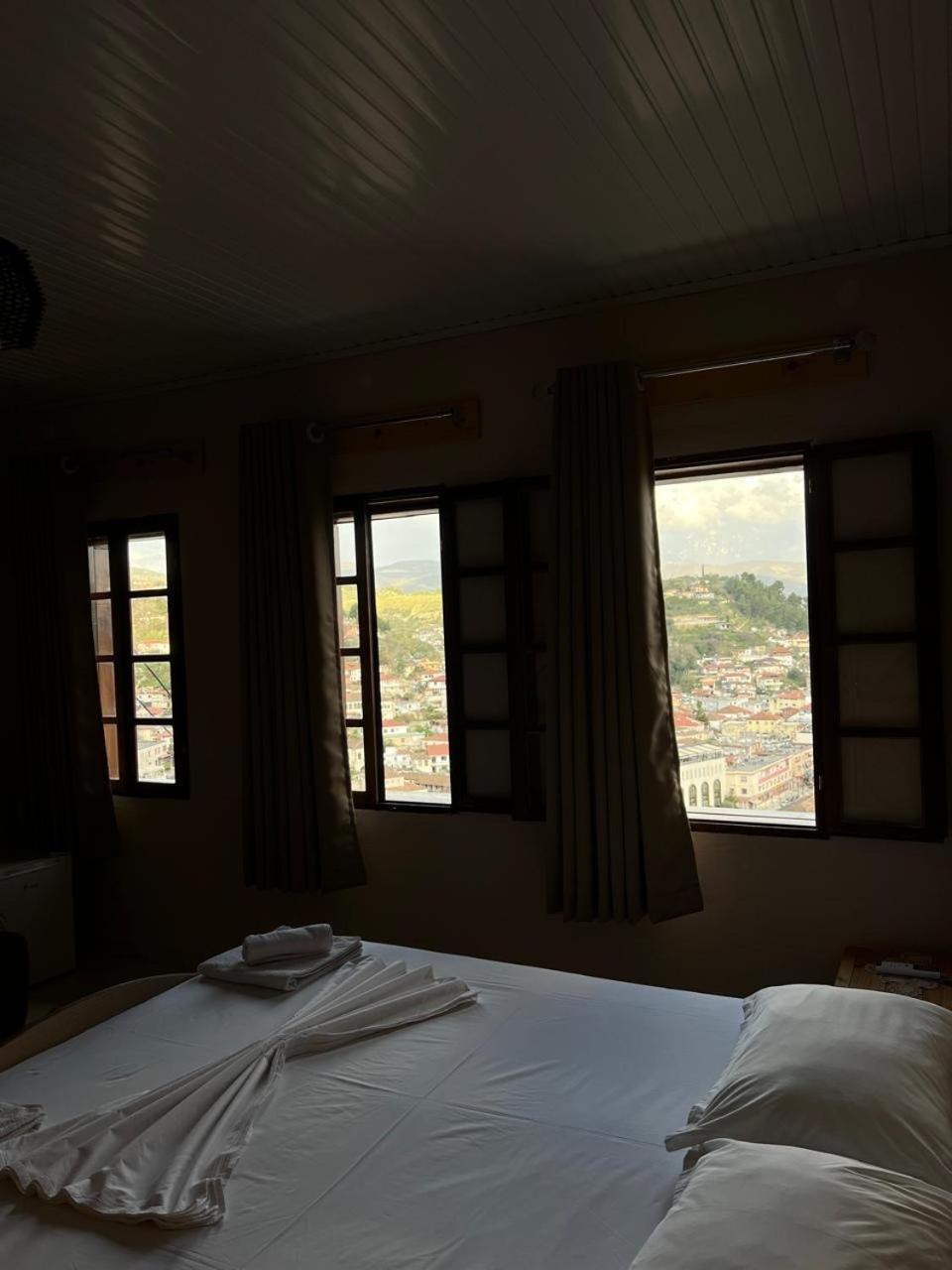 Guest House Lion Берат Экстерьер фото